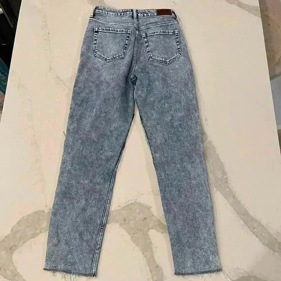 Hollister Ultra High Rise Mom Jeans Raw Hem Distressed Patch Work Womens Size 1R - Picture 7 of 7